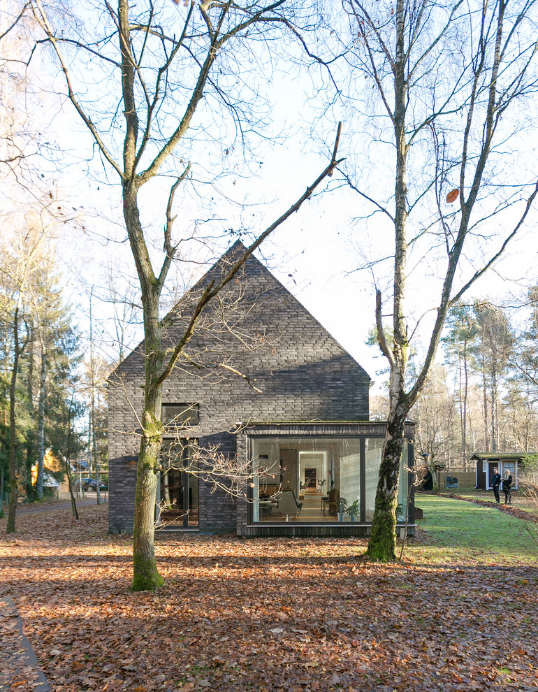 Zweistöckiges Skandinavisches Haus mit Backsteinfassade und schwarzer Fassadenfarbe in Malmö