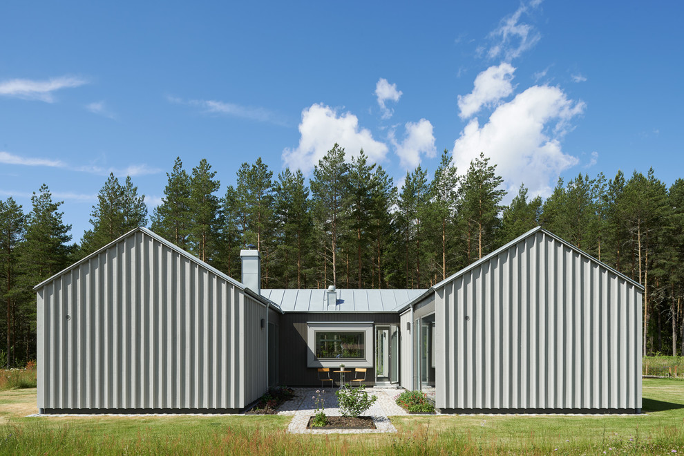 Geräumiges, Zweistöckiges Industrial Haus mit Metallfassade, grauer Fassadenfarbe und Satteldach in Stockholm