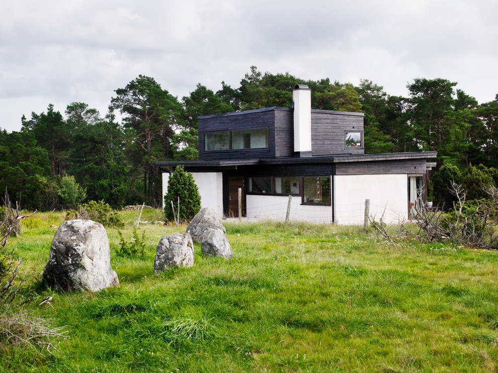 Идея дизайна: двухэтажный, белый дом среднего размера в скандинавском стиле с облицовкой из бетона и плоской крышей
