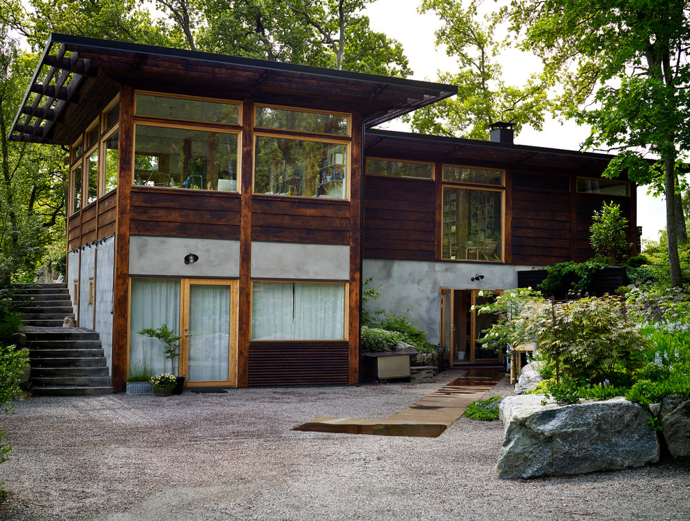 Пример оригинального дизайна: двухэтажный, разноцветный частный загородный дом в японском стиле в восточном стиле с комбинированной облицовкой и плоской крышей