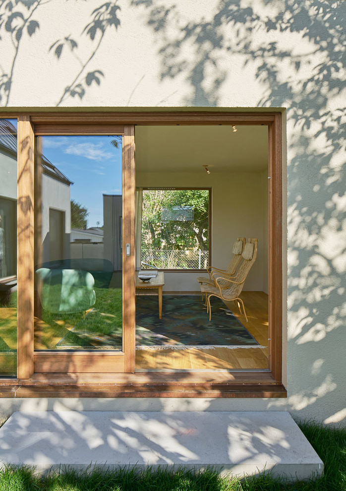 Inspiration pour une façade de petite villa minimaliste de taille moyenne.