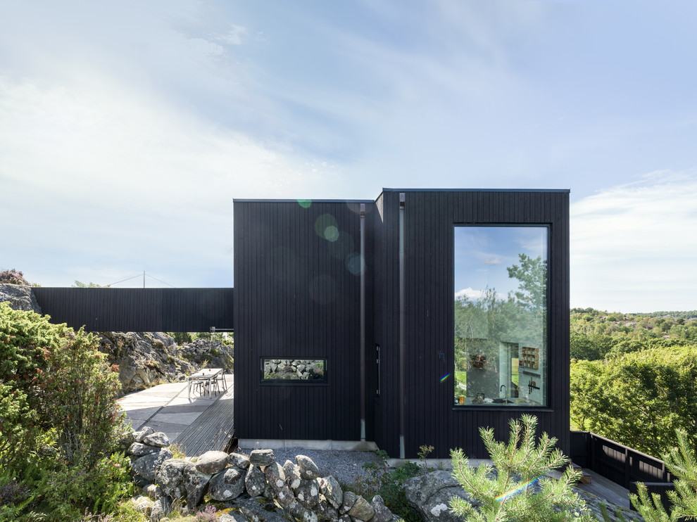 Свежая идея для дизайна: деревянный, черный дом среднего размера в стиле модернизм - отличное фото интерьера