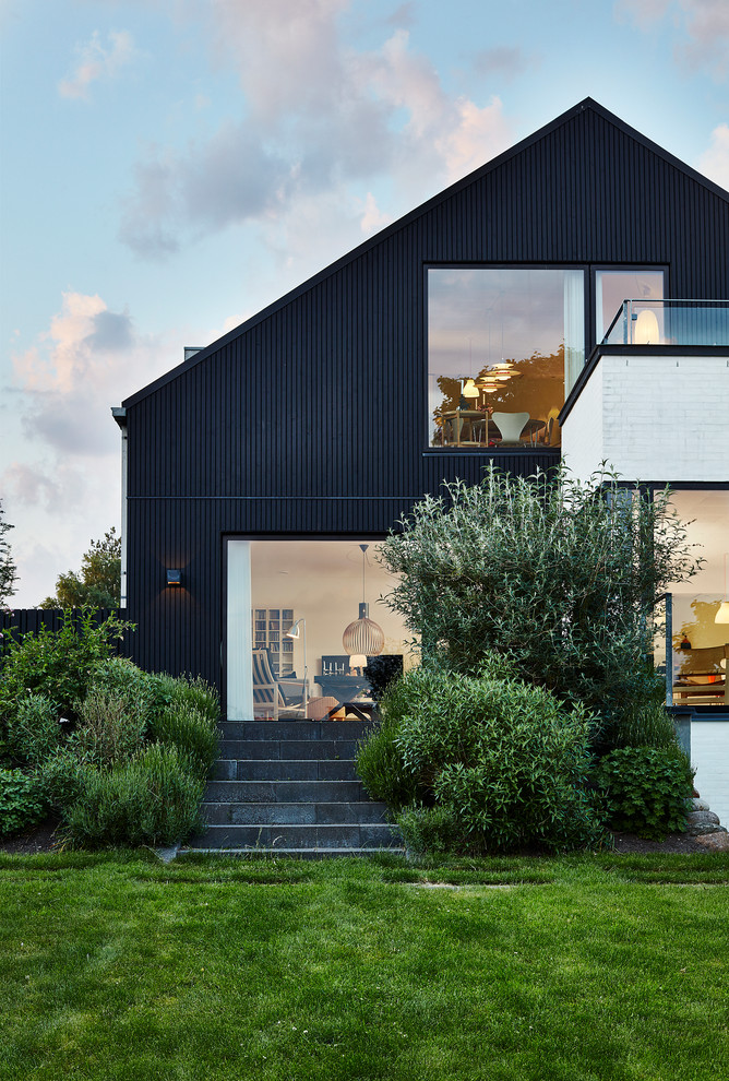 Design ideas for a classic house exterior in Esbjerg.