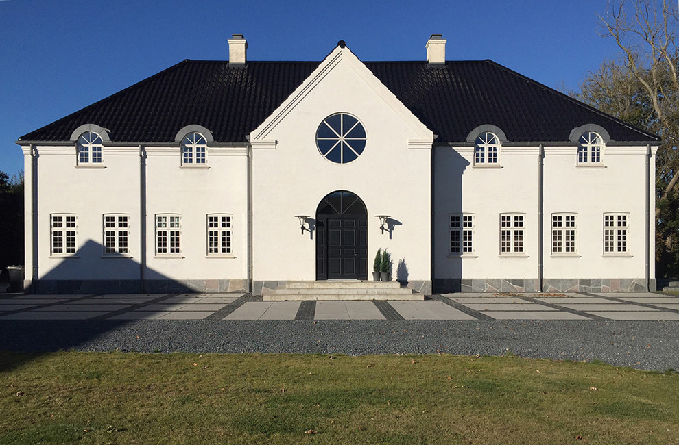 Идея дизайна: огромный, двухэтажный, белый частный загородный дом в скандинавском стиле