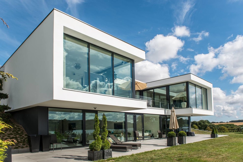 Zweistöckiges Modernes Einfamilienhaus mit weißer Fassadenfarbe und Flachdach in Aarhus