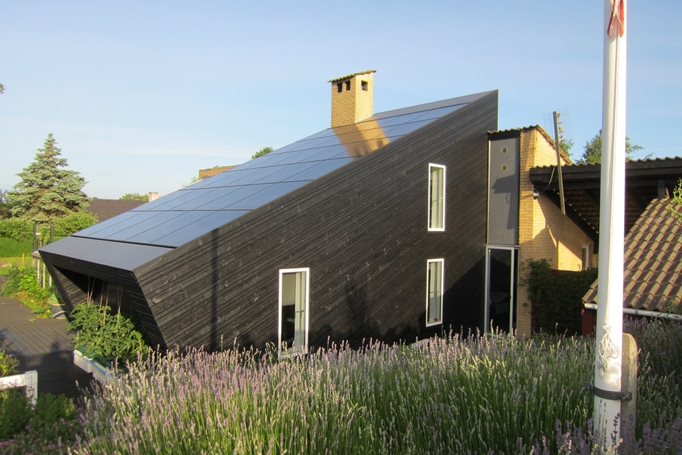 Ispirazione per la facciata di una casa nera contemporanea a due piani di medie dimensioni con rivestimento in legno e falda a timpano