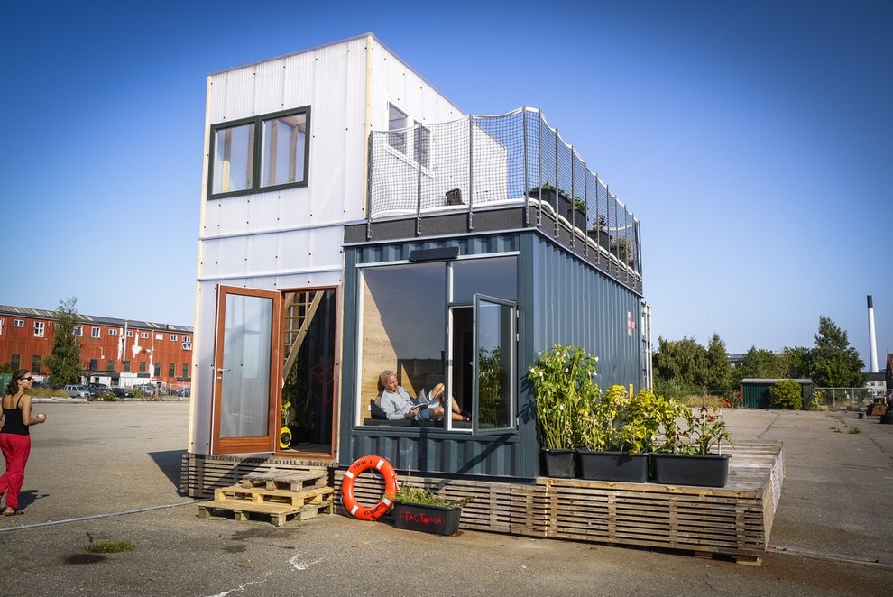 Idée de décoration pour une façade de maison container urbaine.