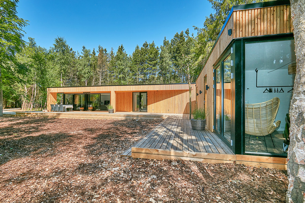 Aménagement d'une façade de maison scandinave en bois de taille moyenne et de plain-pied avec un toit plat.