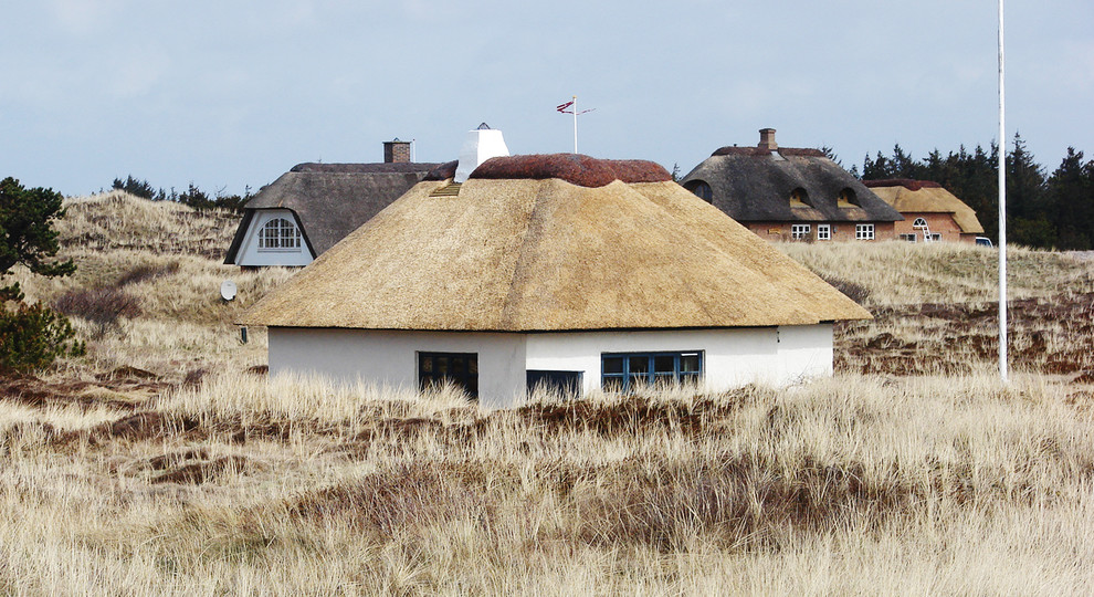 Inredning av ett skandinaviskt mellanstort vitt hus, med allt i ett plan, tegel och valmat tak