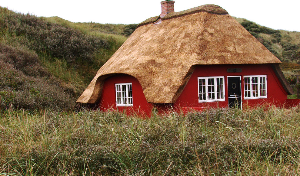 Foto de fachada roja escandinava de tamaño medio de una planta con revestimiento de ladrillo y tejado a cuatro aguas