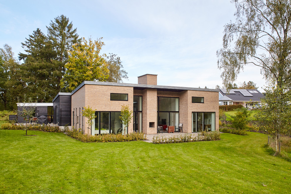 Mittelgroßes, Zweistöckiges Modernes Haus mit Backsteinfassade und Flachdach in Aalborg