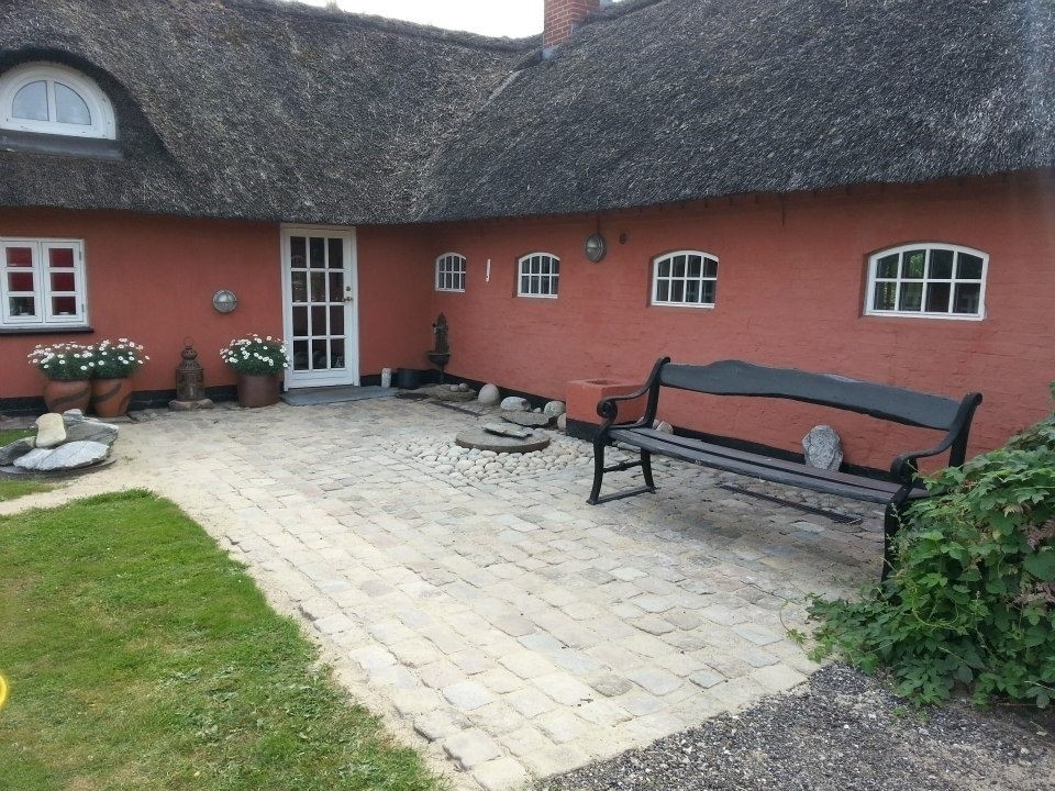 Inspiration for a farmhouse patio remodel in Aalborg