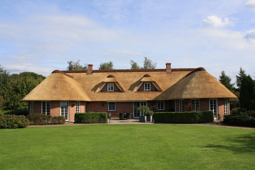 This is an example of a farmhouse house exterior in Esbjerg.