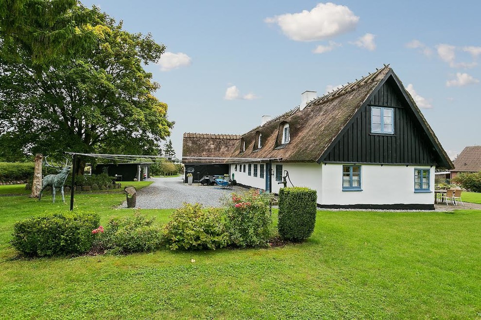 Großes, Zweistöckiges Country Haus mit Backsteinfassade und weißer Fassadenfarbe in Kopenhagen
