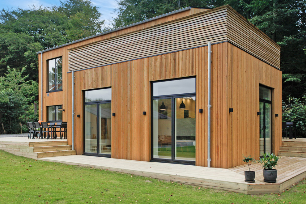 Стильный дизайн: деревянный дом среднего размера в скандинавском стиле - последний тренд