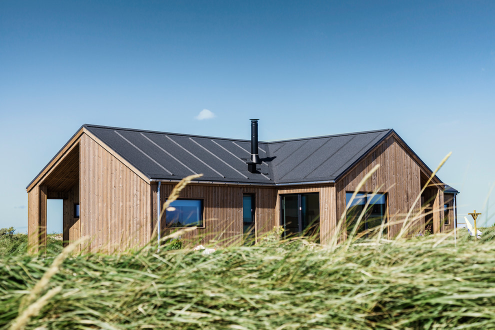 Inspiration för mellanstora minimalistiska bruna hus, med allt i ett plan, sadeltak och tak i mixade material