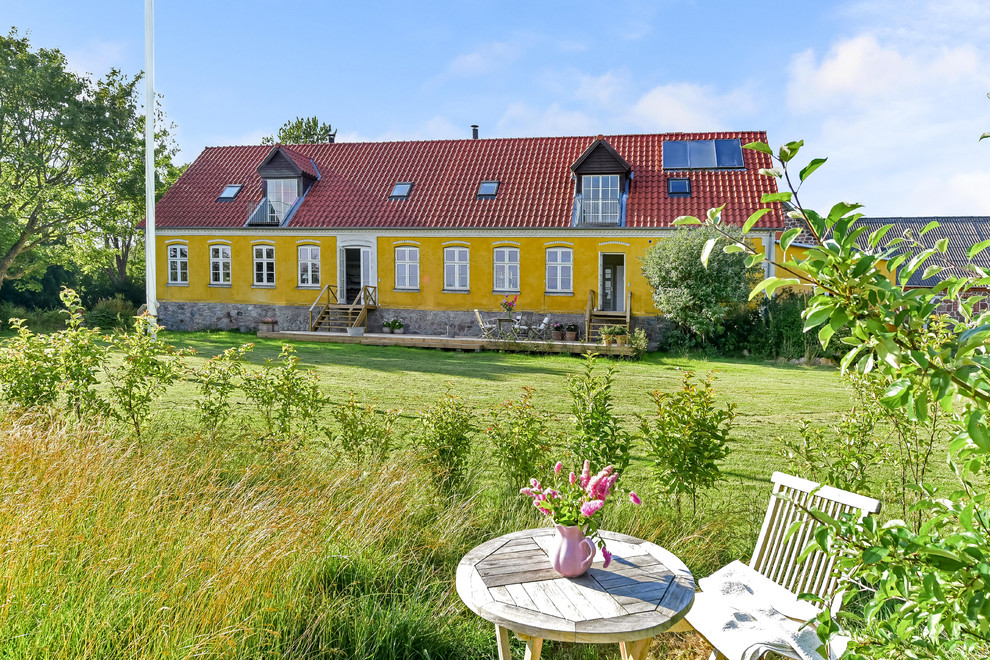 Großes, Zweistöckiges Klassisches Einfamilienhaus mit gelber Fassadenfarbe, Satteldach und Ziegeldach in Kopenhagen