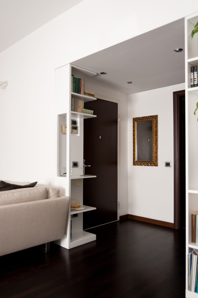 Источник вдохновения для домашнего уюта: маленькое фойе в стиле модернизм с белыми стенами, темным паркетным полом, одностворчатой входной дверью и входной дверью из дерева среднего тона для на участке и в саду