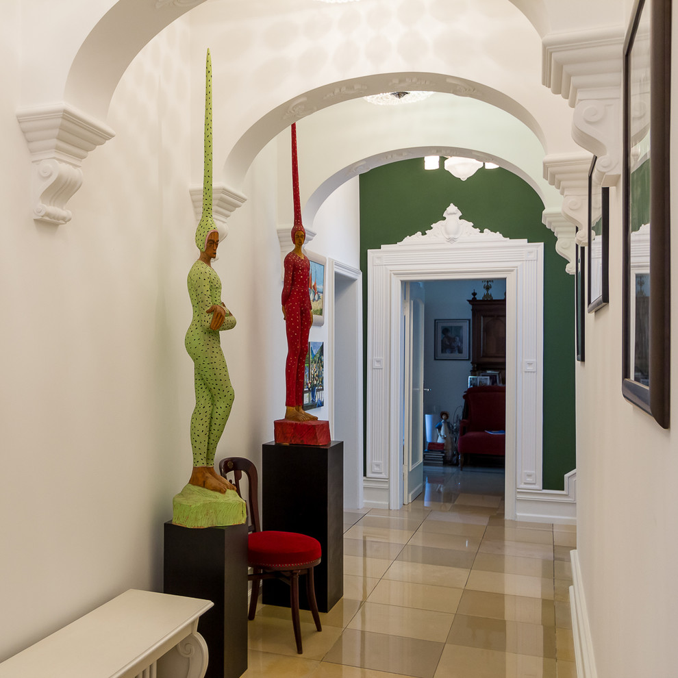 Esempio di un ingresso o corridoio minimal di medie dimensioni con pareti bianche
