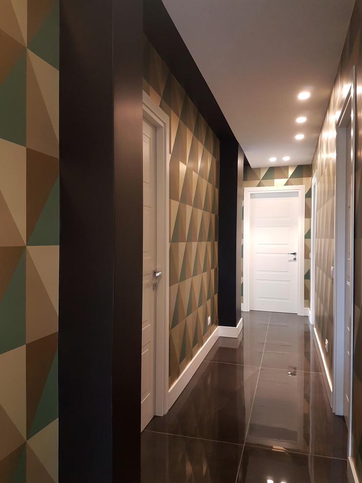 Свежая идея для дизайна: большой коридор в современном стиле с разноцветными стенами, полом из керамогранита, черным полом, многоуровневым потолком и обоями на стенах - отличное фото интерьера