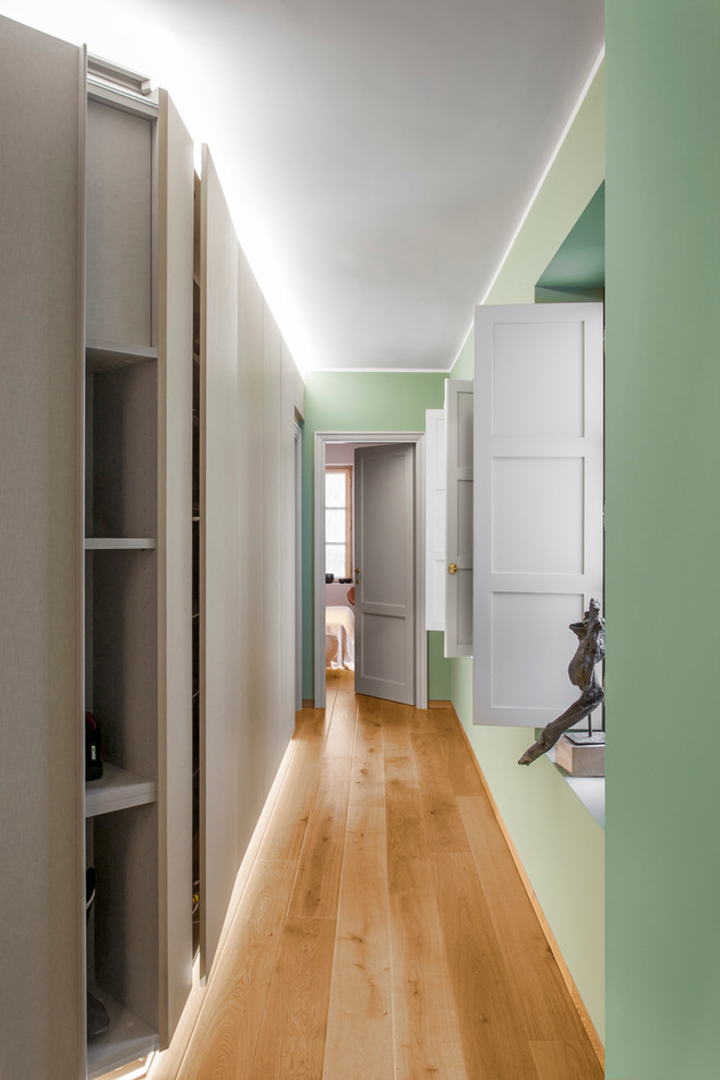 Esempio di un ingresso o corridoio minimal di medie dimensioni con pareti verdi e parquet chiaro