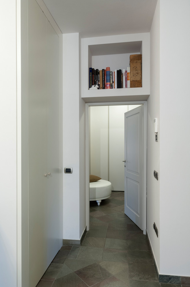 Ispirazione per un ingresso o corridoio contemporaneo di medie dimensioni con pareti bianche, pavimento in ardesia e pavimento grigio