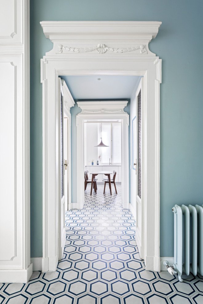 Idée de décoration pour un grand couloir design avec un mur blanc et un sol multicolore.