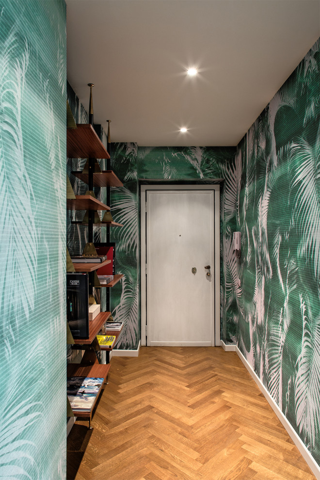 Idéer för att renovera en mellanstor shabby chic-inspirerad foajé, med gröna väggar, mellanmörkt trägolv, en enkeldörr, en vit dörr och brunt golv