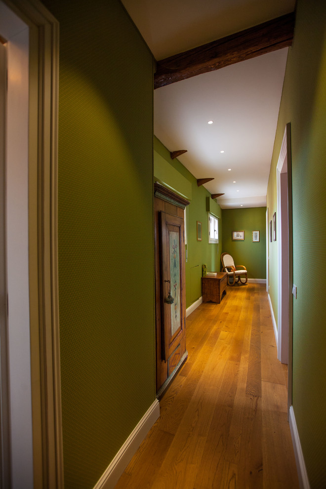 Foto di un grande ingresso o corridoio tradizionale con pareti verdi e pavimento in legno massello medio