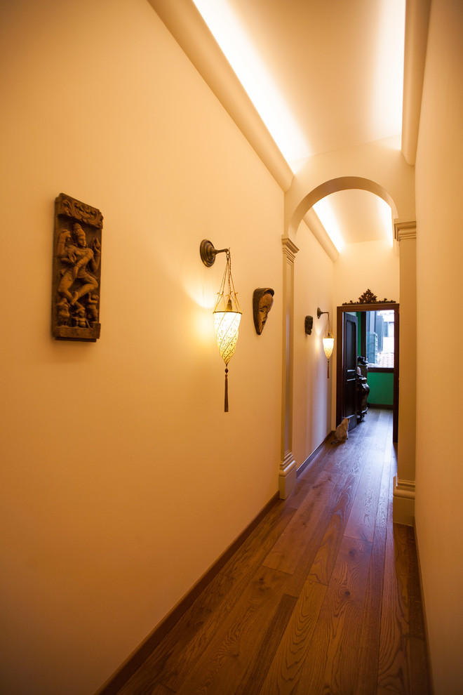 Foto de recibidores y pasillos clásicos grandes con suelo de madera en tonos medios