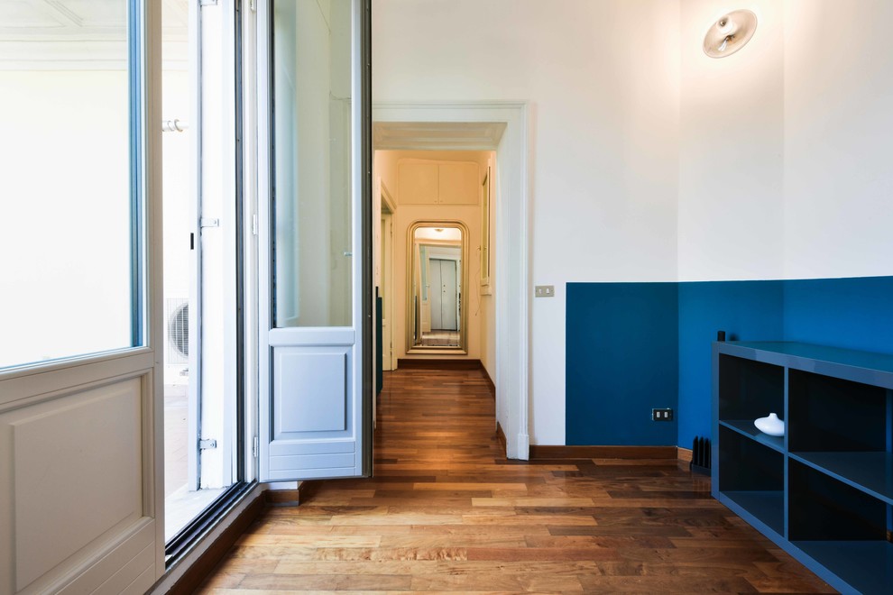 Hallway - contemporary hallway idea in Milan