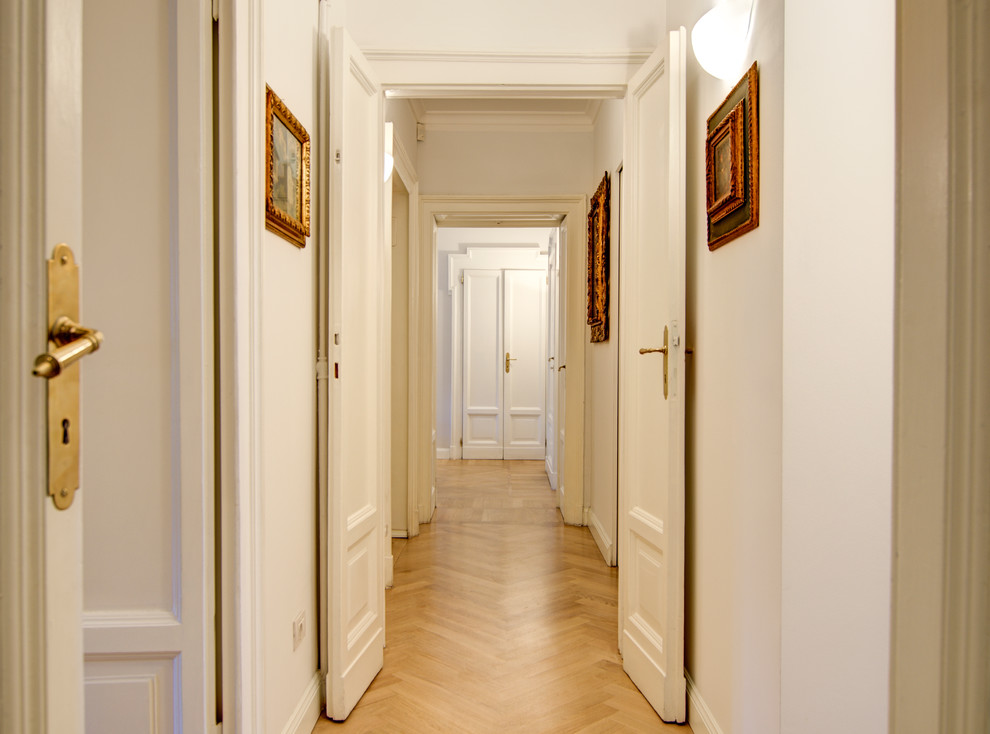 Источник вдохновения для домашнего уюта: коридор в классическом стиле с серыми стенами и светлым паркетным полом