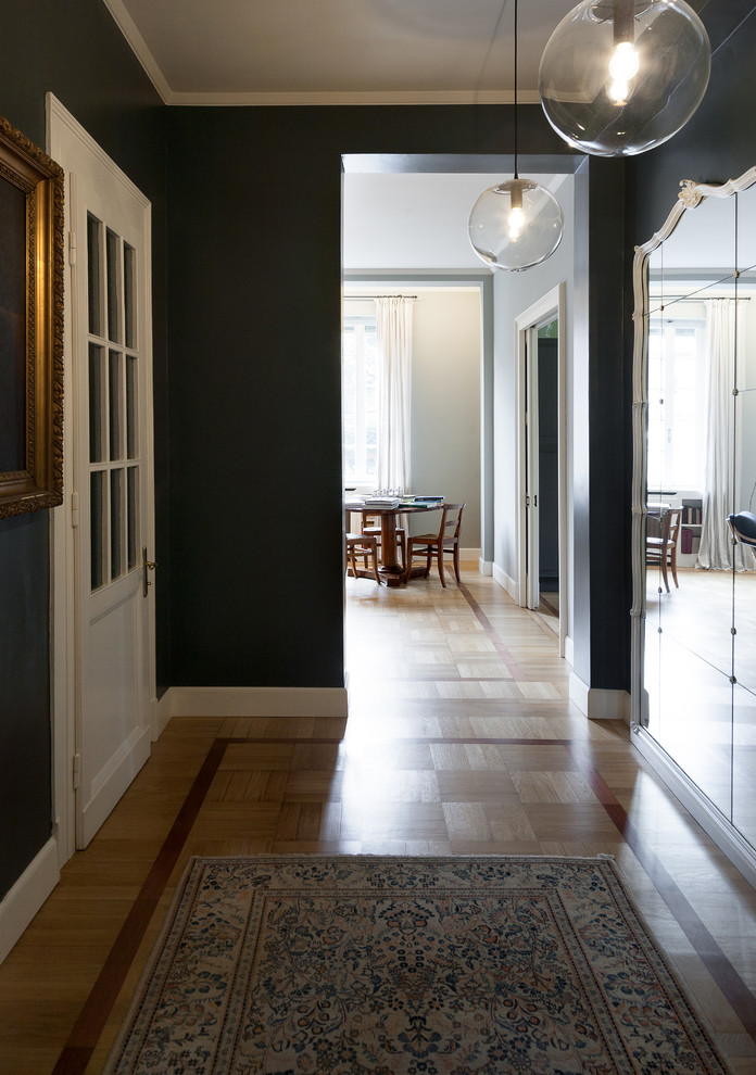 Cette image montre un couloir minimaliste avec un mur bleu.