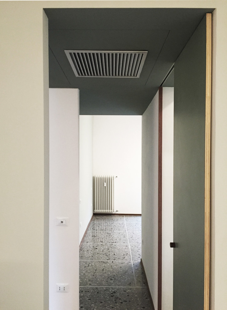 Источник вдохновения для домашнего уюта: маленький коридор в стиле ретро с зелеными стенами, мраморным полом и серым полом для на участке и в саду