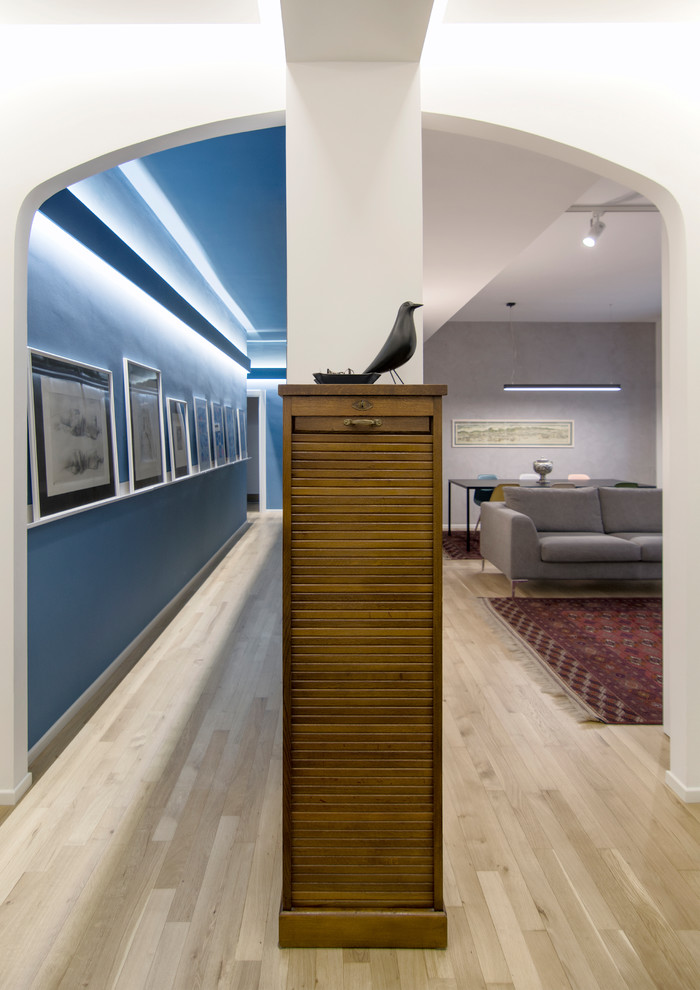 Стильный дизайн: фойе среднего размера в современном стиле с синими стенами, светлым паркетным полом и белой входной дверью - последний тренд