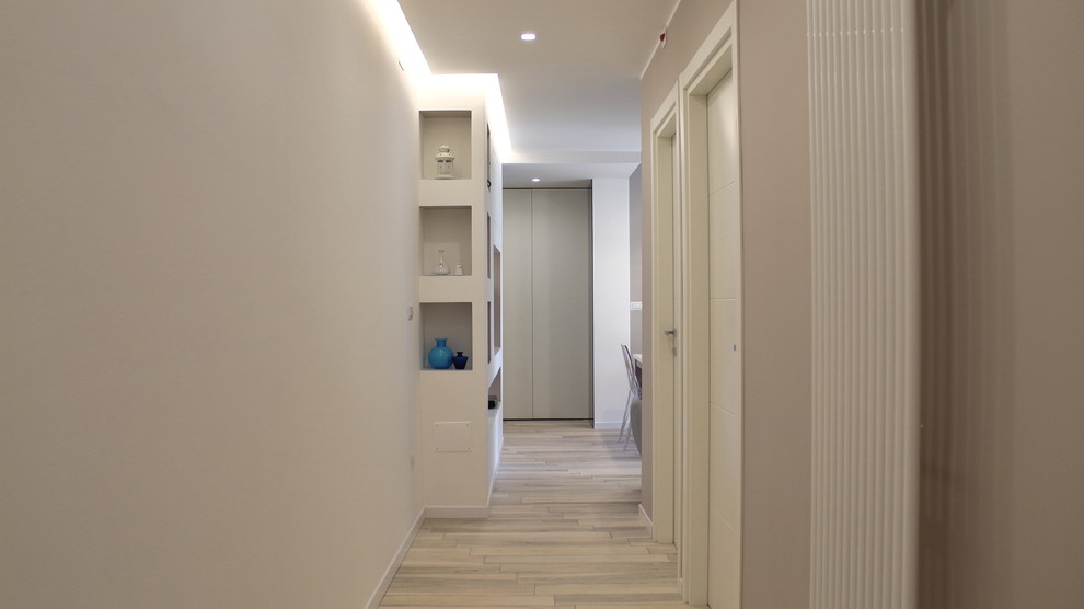 На фото: коридор среднего размера в современном стиле с бежевыми стенами и полом из керамогранита