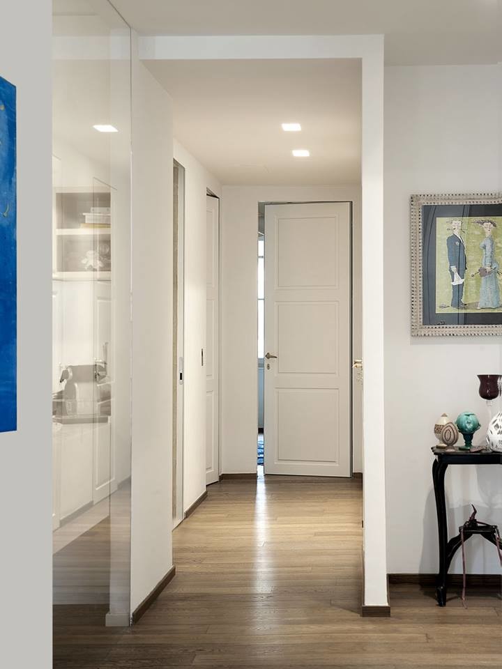Источник вдохновения для домашнего уюта: огромный коридор в стиле модернизм с белыми стенами и паркетным полом среднего тона