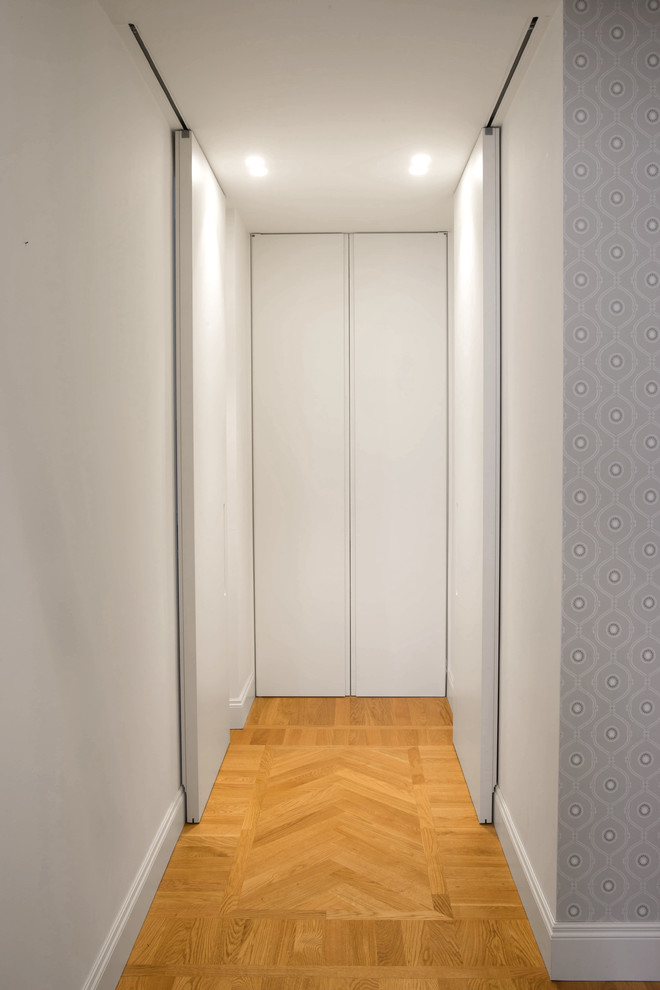 Immagine di un ingresso o corridoio contemporaneo di medie dimensioni con pareti multicolore e pavimento in legno massello medio