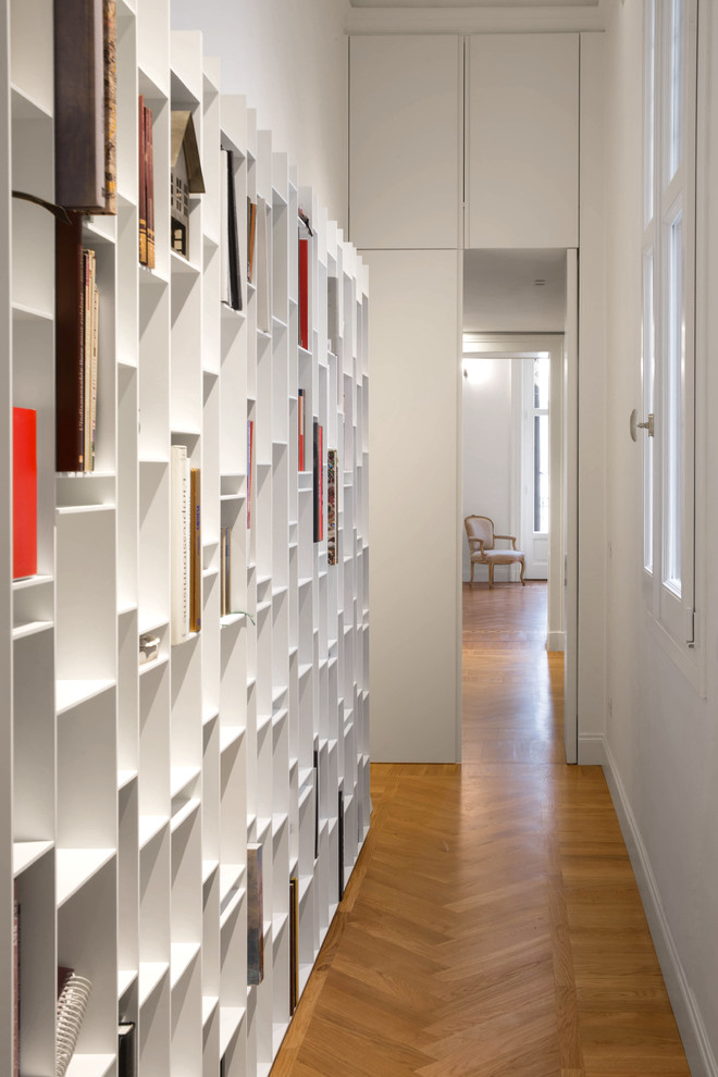 Mittelgroßer Moderner Flur mit weißer Wandfarbe und braunem Holzboden in Mailand