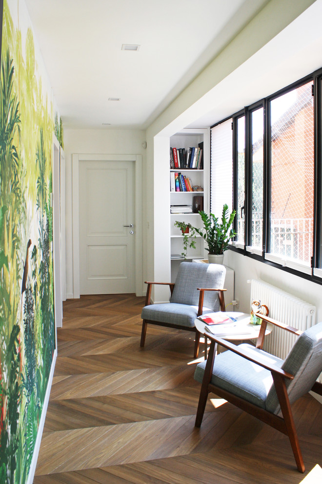 Cette image montre un couloir design de taille moyenne avec un mur multicolore, parquet foncé et un sol marron.