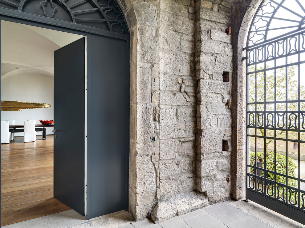 Réalisation d'un hall d'entrée design de taille moyenne avec une porte métallisée.