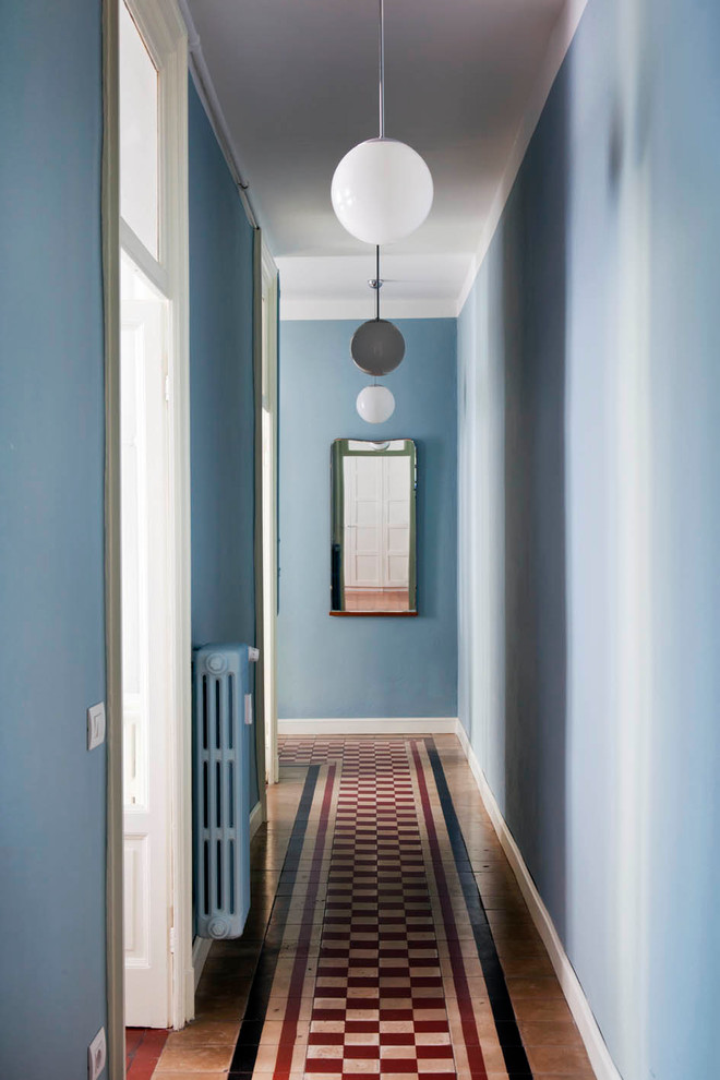 ミラノにある中くらいなエクレクティックスタイルのおしゃれな廊下 (青い壁、セラミックタイルの床、マルチカラーの床) の写真