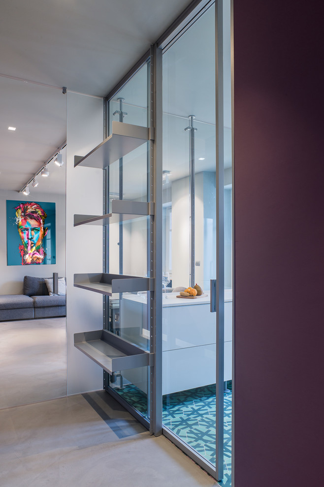 Réalisation d'une entrée design de taille moyenne avec un vestiaire, un mur violet, sol en béton ciré, une porte coulissante et un sol gris.