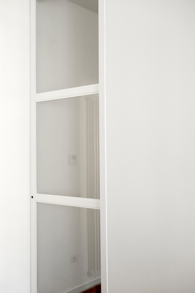 Idee per un ingresso o corridoio contemporaneo di medie dimensioni con pareti bianche, pavimento in legno massello medio e pavimento marrone