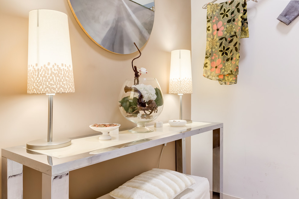 Imagen de distribuidor minimalista de tamaño medio con paredes beige, suelo laminado y suelo beige