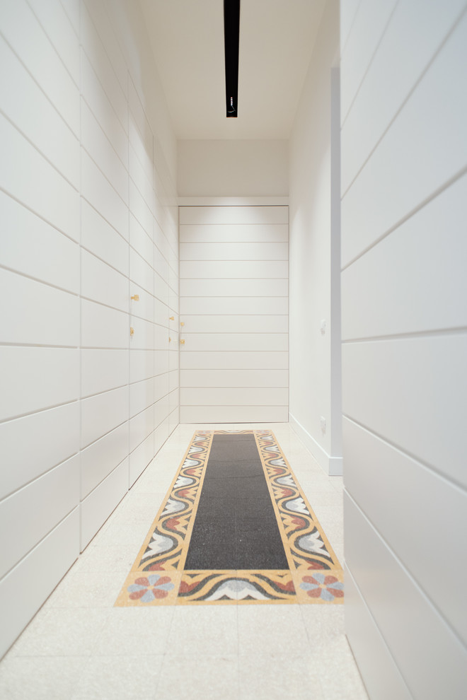 Aménagement d'un couloir contemporain de taille moyenne avec un mur blanc, un sol en terrazzo et un sol multicolore.