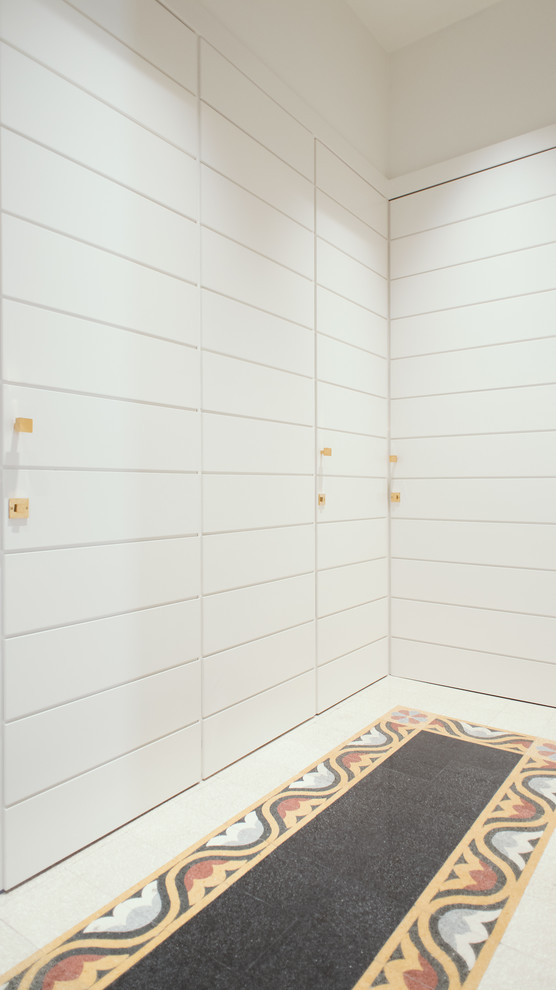 Пример оригинального дизайна: коридор с белыми стенами, полом из терраццо и разноцветным полом