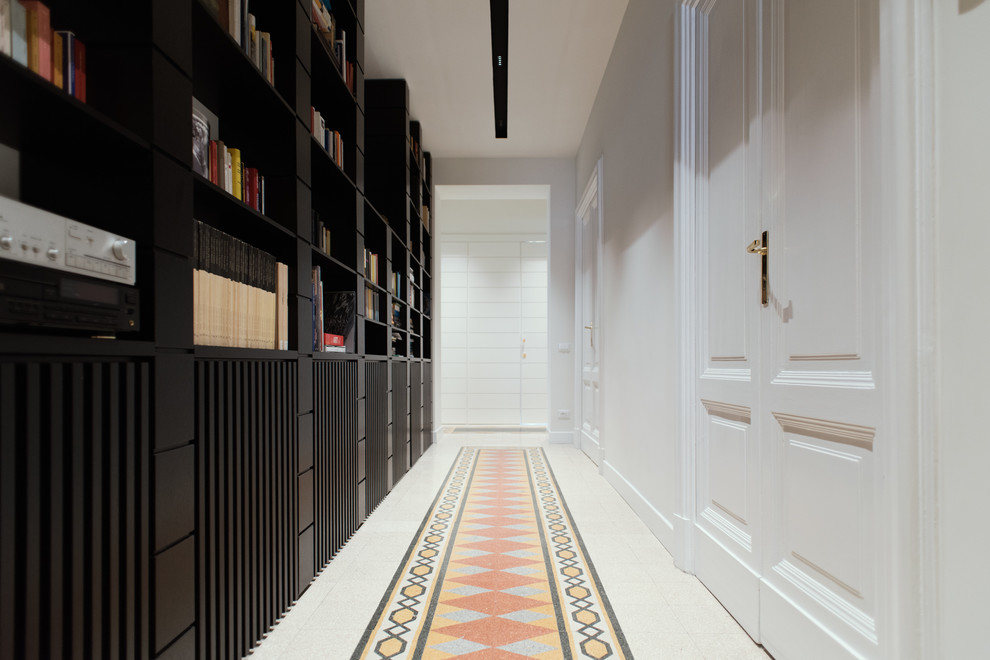 На фото: коридор в современном стиле с белыми стенами, разноцветным полом и полом из терраццо