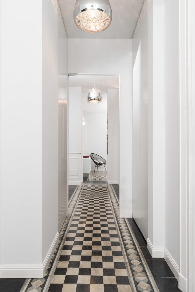 Ispirazione per un ingresso o corridoio moderno di medie dimensioni con pareti grigie, pavimento con piastrelle in ceramica e pavimento multicolore