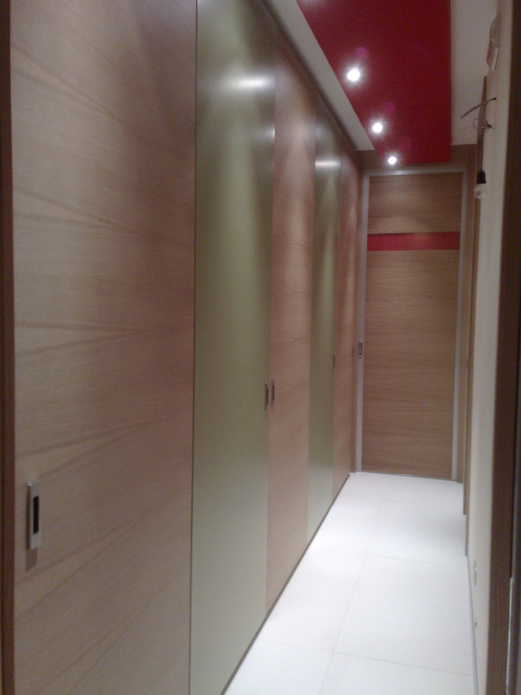 Aménagement d'un grand couloir moderne.